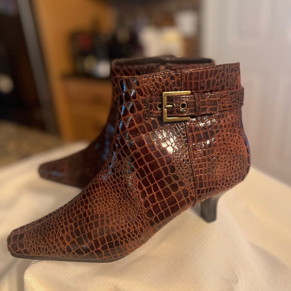 Women’s Ankle Boots, Aerosoles, size 7.5, brown.  New.